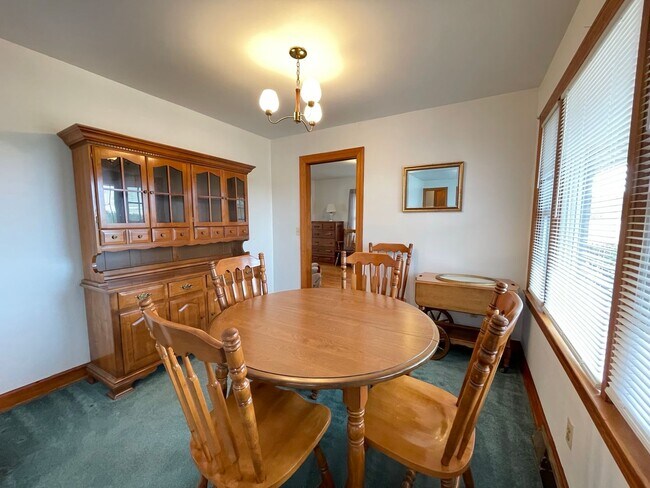 Building Photo - Furnished Inclusive Rental