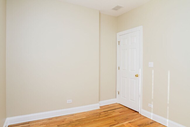 Building Photo - 1642.5 W Greenleaf Ave