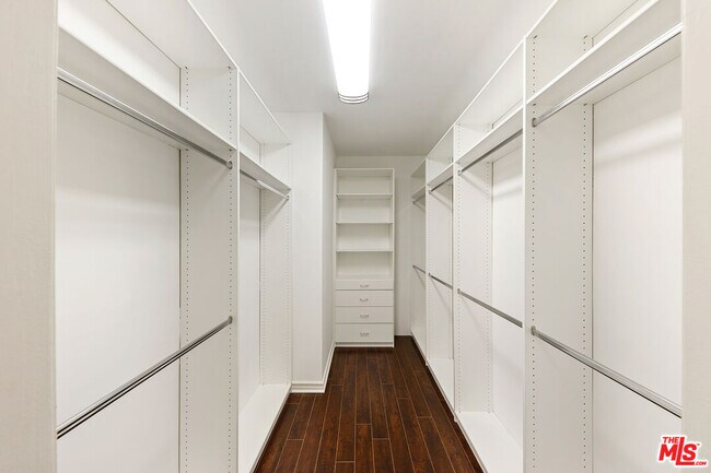 Building Photo - 214 N Crescent Dr