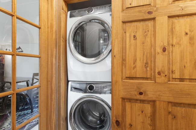 Building Photo - 400 Argentine St