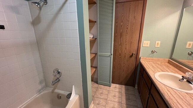 Building Photo - Spacious 2 Bedroom Condo in Eastridge! Carport Parking, Mountain View Balcony!
