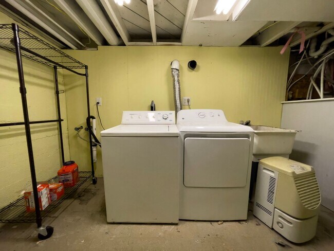 Building Photo - PRELEASING for AUGUST! Close to Campus