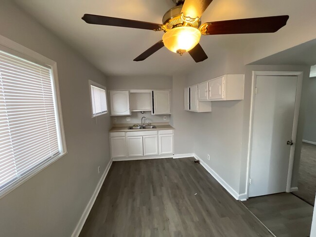 Building Photo - Newly carpeted 3 bedroom 1 bathroom single...