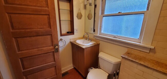 Building Photo - Spacious 2 Bed 1 Bath in Central Ballard