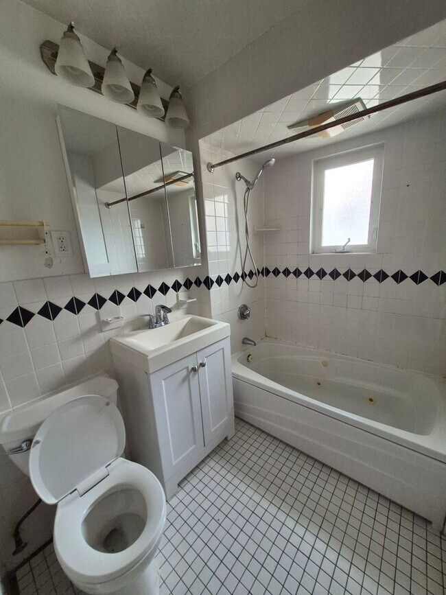 Building Photo - Nice 3 bed in Watertown