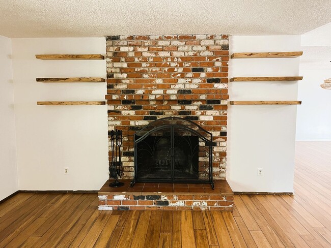 Building Photo - HALF OFF OF FIRST MONTH'S RENT! Beautifull...