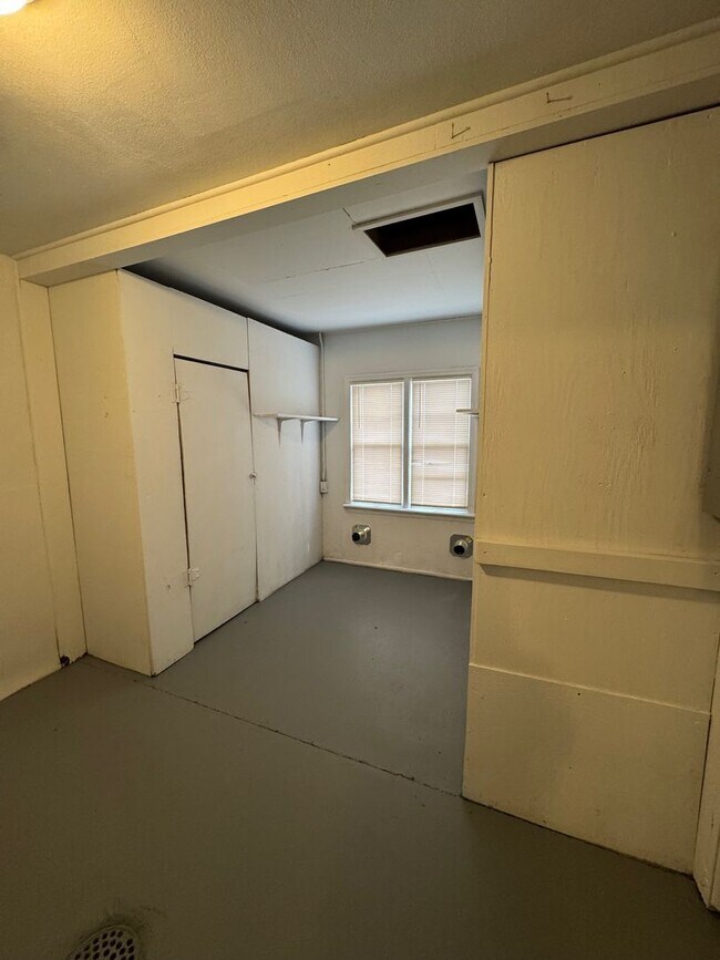 Building Photo - 6156 Jackson Ave