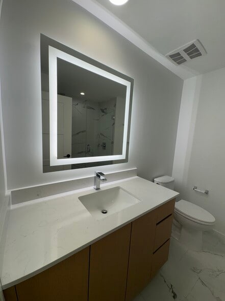 Building Photo - 1640 NE 125th St