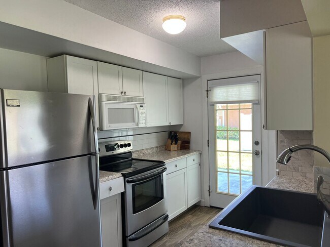 Building Photo - * Coming Soon * Furnished 2/2 in Port St Lucie