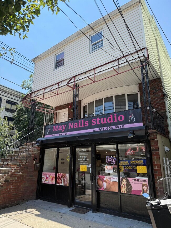 Primary Photo - 201 39th St