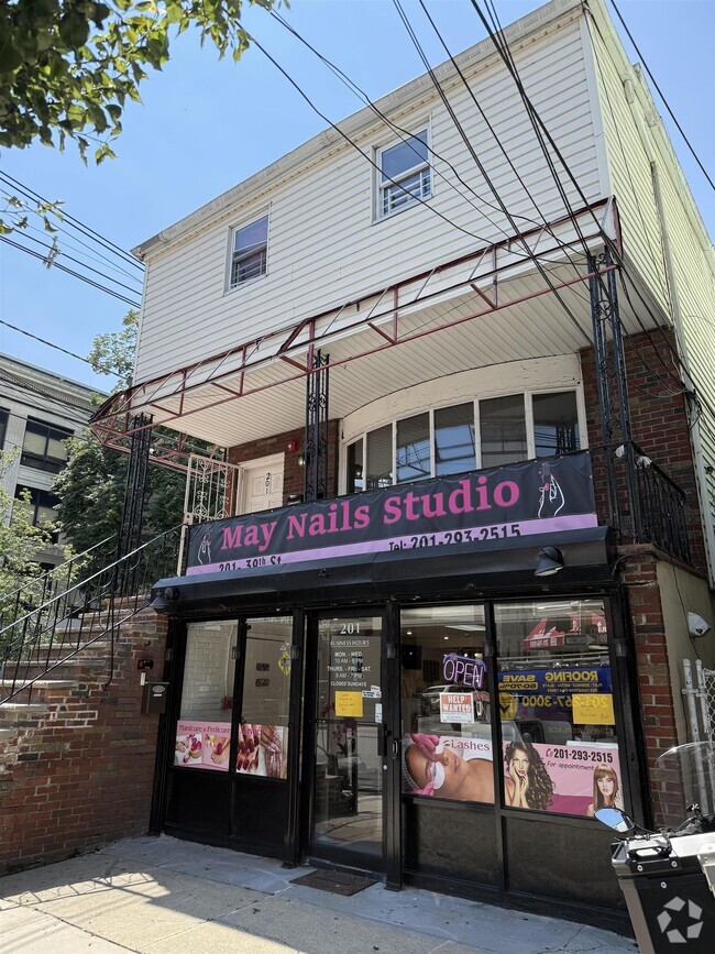 Building Photo - 201 39th St