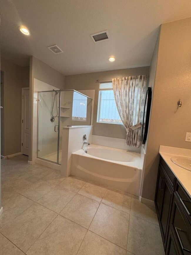Building Photo - Spacious 4-Bedroom Dayton Home with Split-Bedroom Layout & Modern Finishes