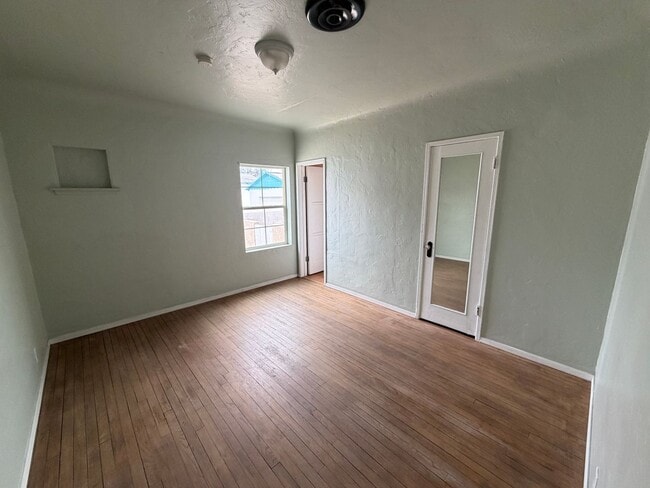 Building Photo - Charming and spacious Needles home