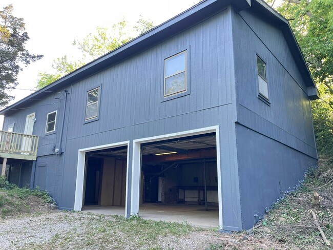 Building Photo - 508 S Commercial Ave