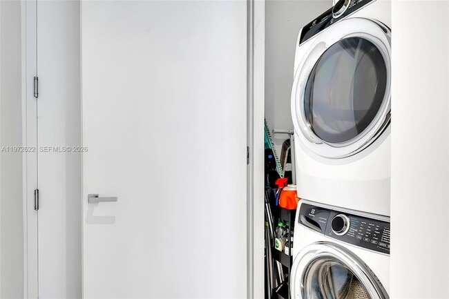 Building Photo - 18975 Collins Ave