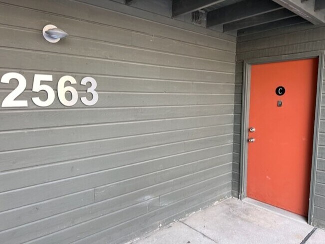 Building Photo - Spacious Apartment for Rent