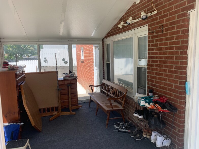 Building Photo - 214 Sand Creek Rd