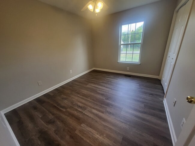 Building Photo - 110 Kenwood Dr