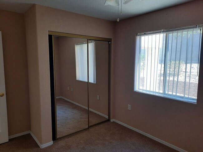 Building Photo - 4 bedroom/2 bath Home available in Bullhead City in Desirable El Camino Village.