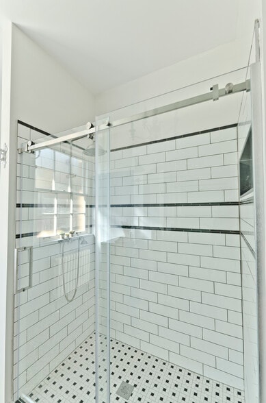 Tiled shower - 6418 Habgood Rd