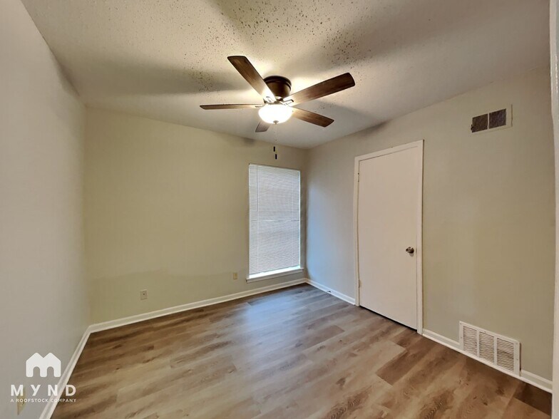 Building Photo - 6035 Devon Cir