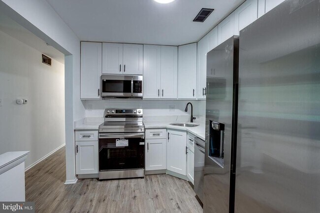 Building Photo - 2118A Greenwood Ct