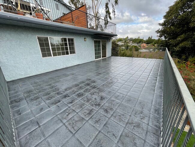 Building Photo - 1419 Allesandro St