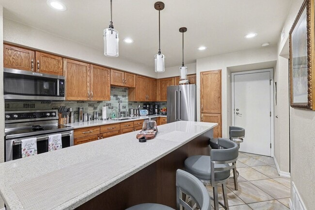 Building Photo - Updated 2 bed 2.5 bath End Unit Townhome in Lochmoor!