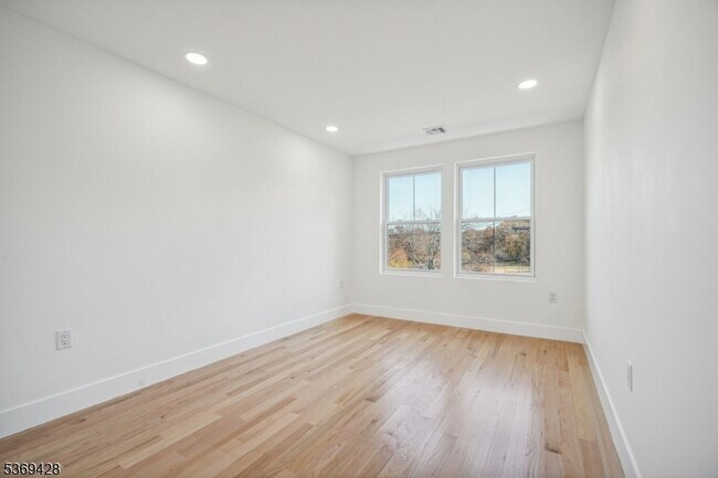 Building Photo - 99 Ashwood Ave