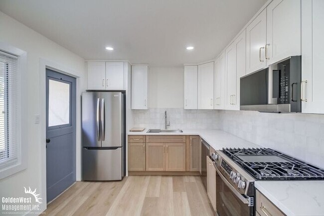 Building Photo - Fully Remodeled 3Bdm 2Ba Home in the Heart...