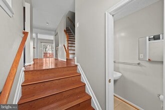 Building Photo - 8833 Hawthorne Ct