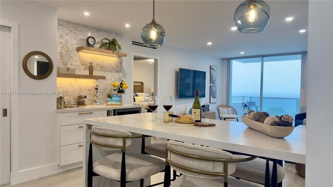 Primary Photo - 5161 Collins Ave