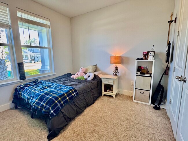 Building Photo - 300 Foxtail Wy