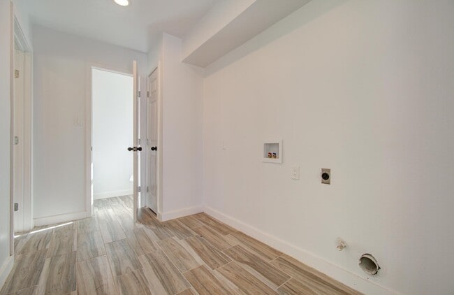 Building Photo - 591 River Plantation Dr