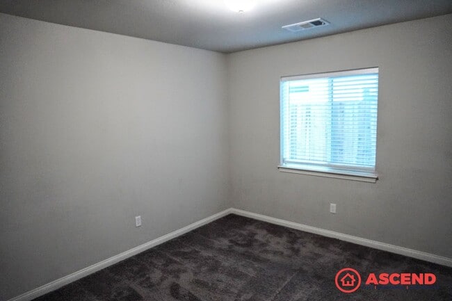 Building Photo - Stunning Home Off of Taft Highway and South H Street!