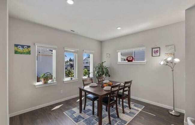 Building Photo - Modern 4-Bed Home in Northshore School District with A/C