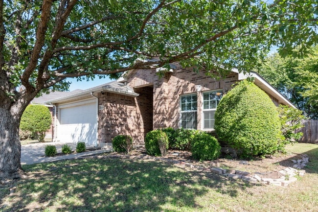 Building Photo - "Beautiful 3-Bedroom, 2-Bath Home with Ope...