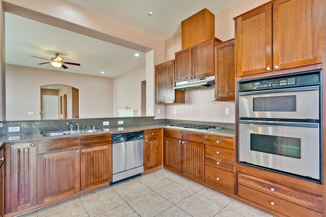 Building Photo - Spacious 3 Bedroom, 2 Bathroom Home with D...
