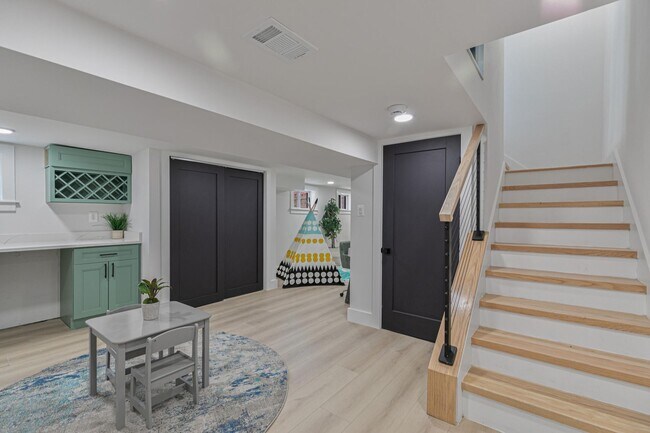 Building Photo - Spacious Fully Renovated Tudor Duplex w/ 3...