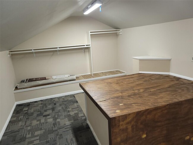 Building Photo - 940 Wycliffe Dr