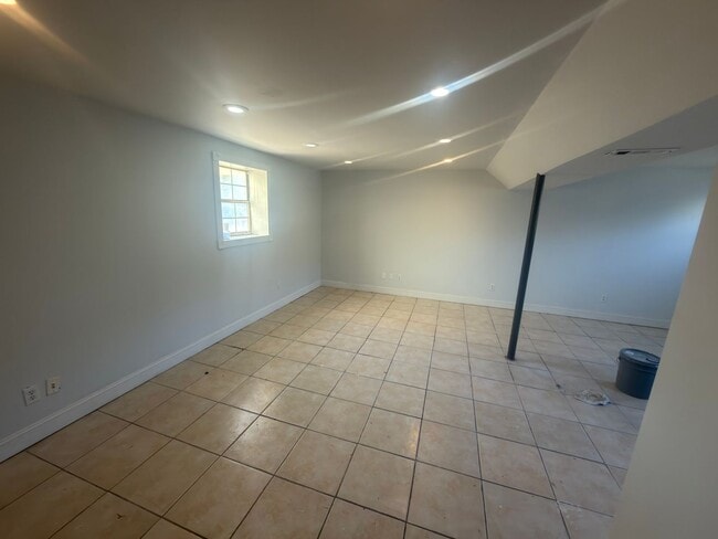 Building Photo - Spacious 4bd 2b home!