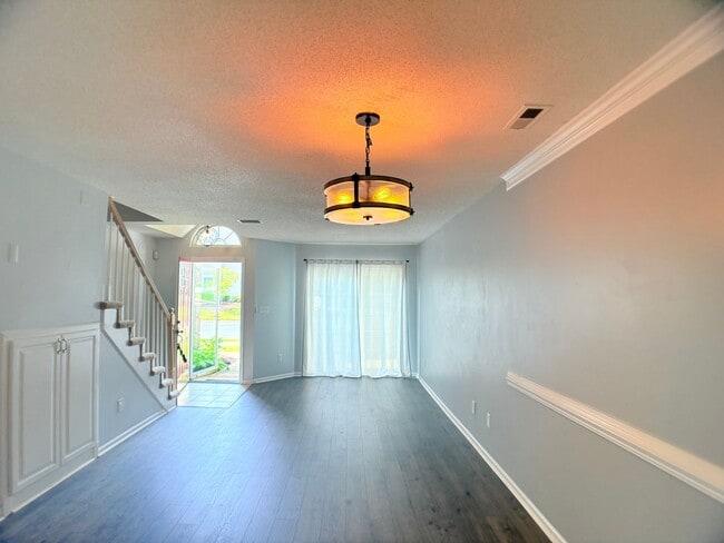Building Photo - Move in Ready 2 bedroom condo Prime location