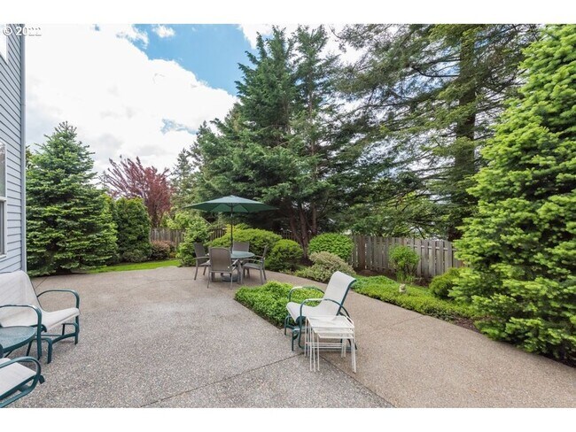 Building Photo - Beautiful West Linn 4 Bedroom Home - An En...
