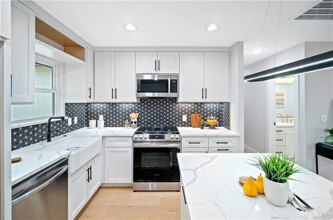 Building Photo - 6307 N Hampton Dr
