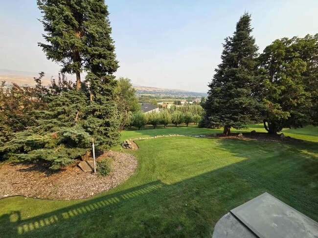 Building Photo - Stunning 4 Bedroom, 3 Bathroom Home, with ...