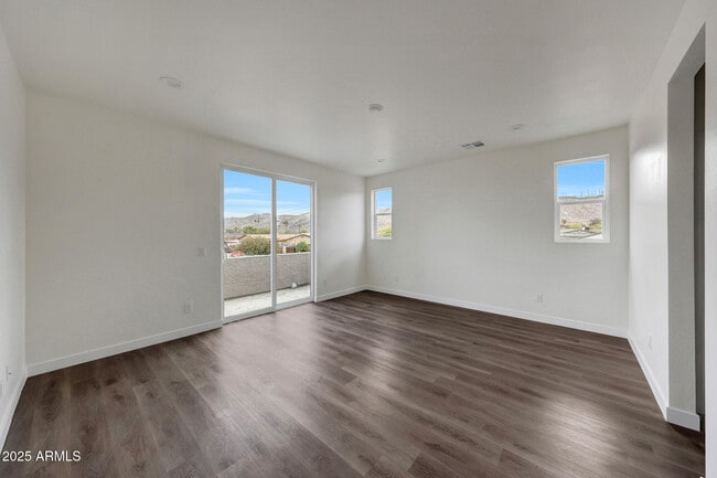 Building Photo - 921 E Desert Ln