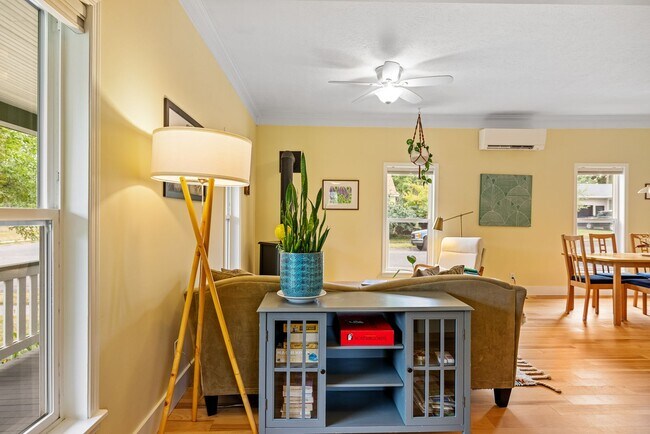 Building Photo - Fully Furnished Northside Bungalow Available for Month of August, 2026
