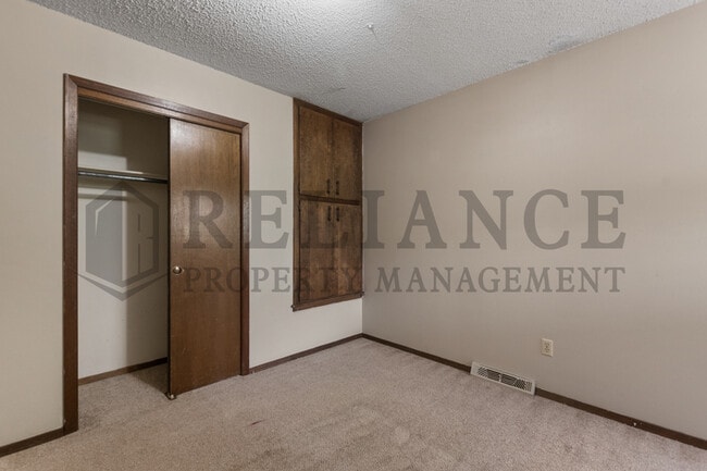 Building Photo - 2241 S White Oak Dr