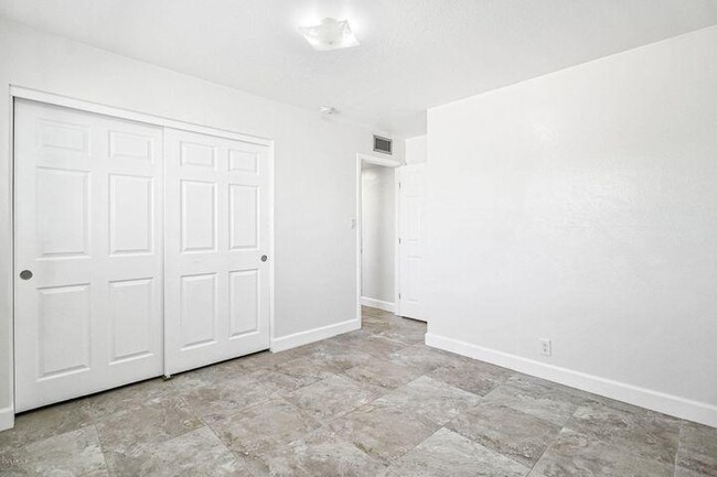 Building Photo - 6518 E Sunnyside Dr