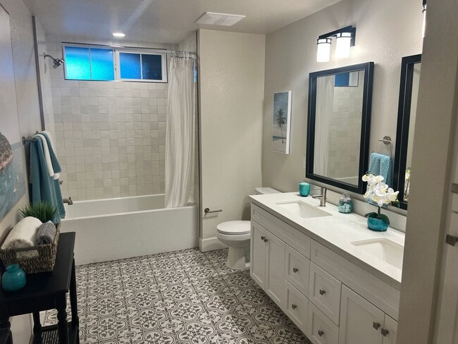 Building Photo - Brand New 2 bed 2 bath Townhome Rolling Hills Estates